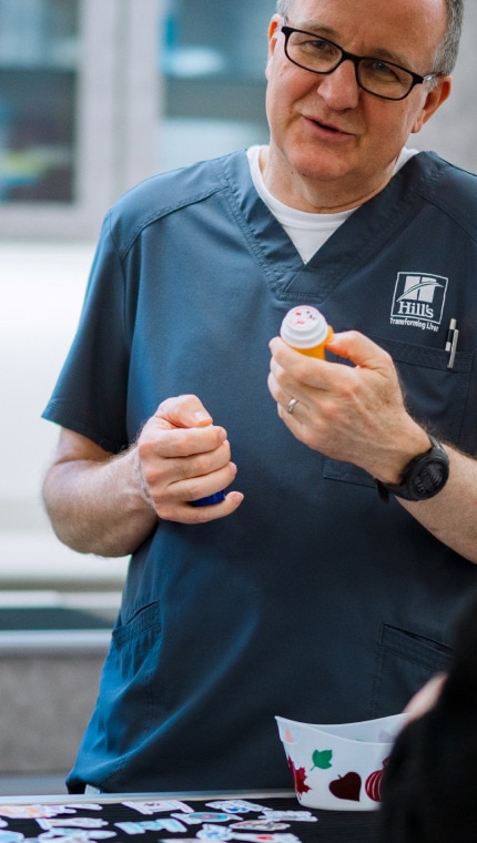 힐스 펫 뉴트리션 센터 연구원이 어린이 그룹에게 반려동물 사료 연구실을 소개하고 있다