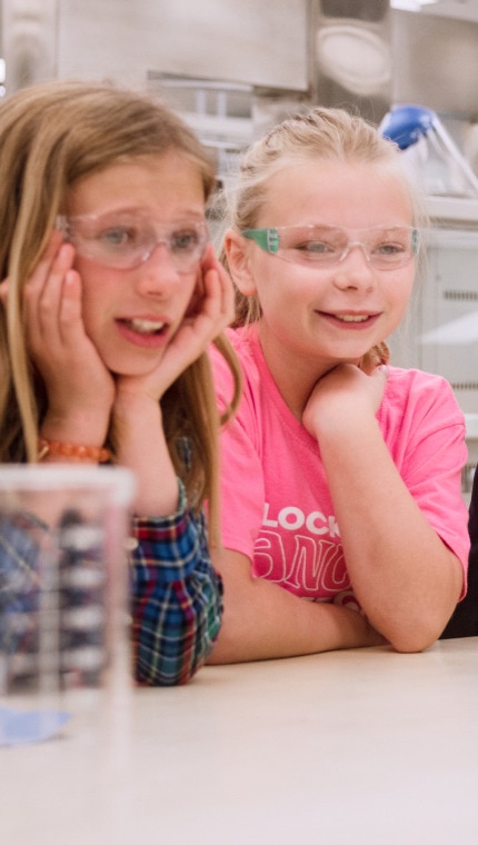 힐스 펫 뉴트리션 센터 연구원이 어린이 그룹에게 반려동물 사료 연구실을 소개하고 있다