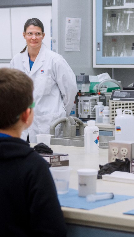 힐스 펫 뉴트리션 센터 연구원이 어린이 그룹에게 반려동물 사료 연구실을 소개하고 있다