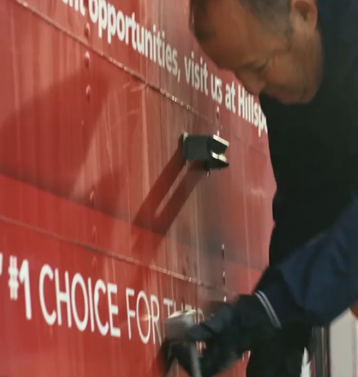 힐스 재난 구호 네트워크에서 일하는 남성들